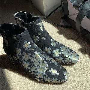 Adorable Anne Klein sunflower booties